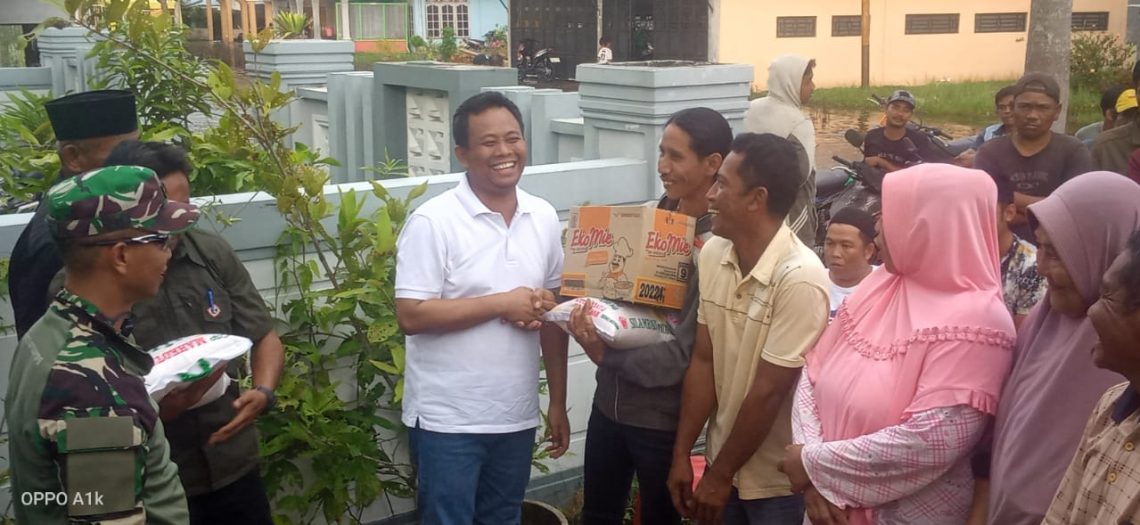 Tak Peduli Digigit Lintah Kerbau, Plt Bupati H. Sulaiman Salurkan Sembako ke Masyarakat 