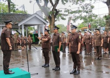 Dalam Kondisi Hujan, Wakajati Maluku Pimpin Upacara Hari Kesaktian Pancasila 