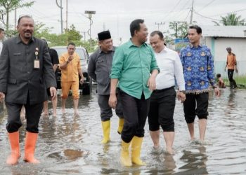 Gerak Cepat, Plt Bupati Rohil Ajak DLH dan PUTR Atasi Banjir di Bagansiapiapi 