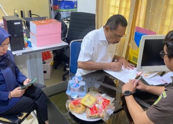 Jaksa Penyidik Pidsus Kejati Maluku Serahkan Tersangka Mantan Sekda SBT dan BB ke JPU 