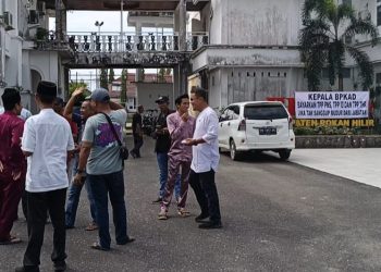 PNS pasang Spanduk, Kepala BPKAD Bayarkan TPP PNS, TPP 13 dan TPP THR, Jika Tak Sanggup Mundur Saja dari Jabatan