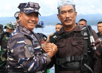 Kajati Maluku Agoes SP Menerima Penyematan Brevet Selam Dasar Militer