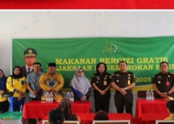 Jajaran Kejari Rohil Salurkan Makan Gratis Siang Bergizi di SDN 015 Bagan Jawa