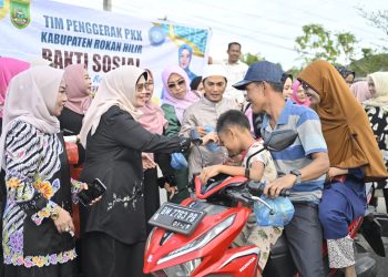 TP-PKK Rohil Hj. Basyariah Bagi- bagi Takjil ke Masyarakat Bagansiapiapi 