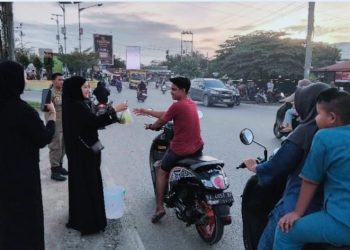 Sapa masyarakat, Wakil Ketua TP-PKK Rohil indah Septiani Berbagi Takjil 