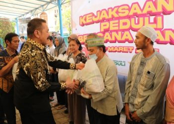 Jaksa Agung ST Burhanudin Bagikan Sembako ke masyarakat terdampak Banjir di Bekasi