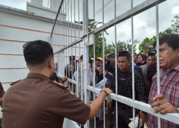 Puluhan Pendemo PT SPRH Diterima Oleh Kasi Intel Kejari Rokan Hilir