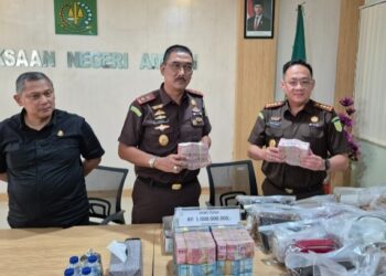 Penyidik Kejari Ambon Datangi Kantor PT DOK & Perkapalan Waiame, Sejumlah BB dan Dokumen Di sita