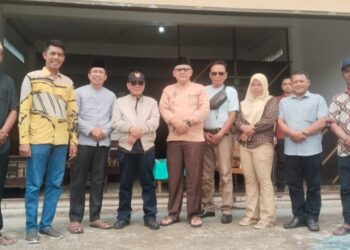 Bupati H. Bistamam Serahkan Sapi Qurban ke Pengurus Mushalla Al- Muslimin Sinaboi