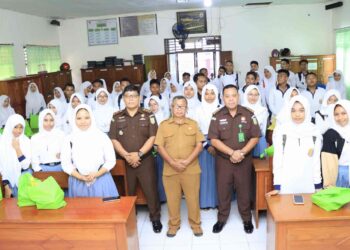 Tim Penkum Kejati Maluku Lakukan Penyuluhan Hukum di SMA Negeri 13 Ambon