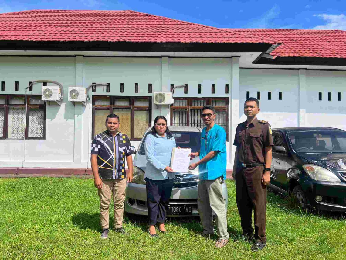 Datun Kejari SBB Serahkan 2 Unit Mobil ke BPKAD Hasil Penarikan Aset dari Eks Pegawai