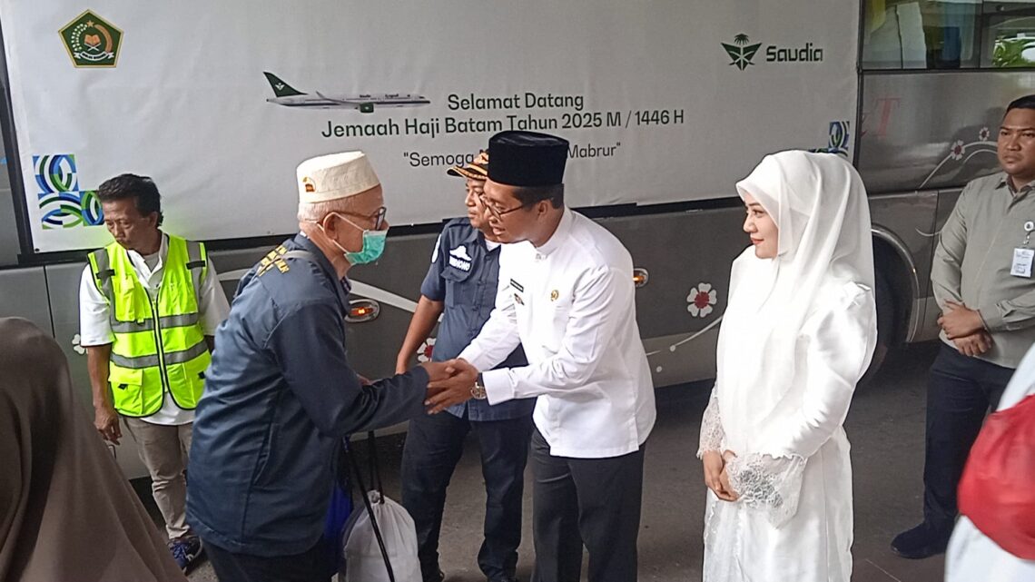 Wabup Jhony Charles Sambut Kedatangan Jemaah Haji Kloter 15 di Embarkasi Batam