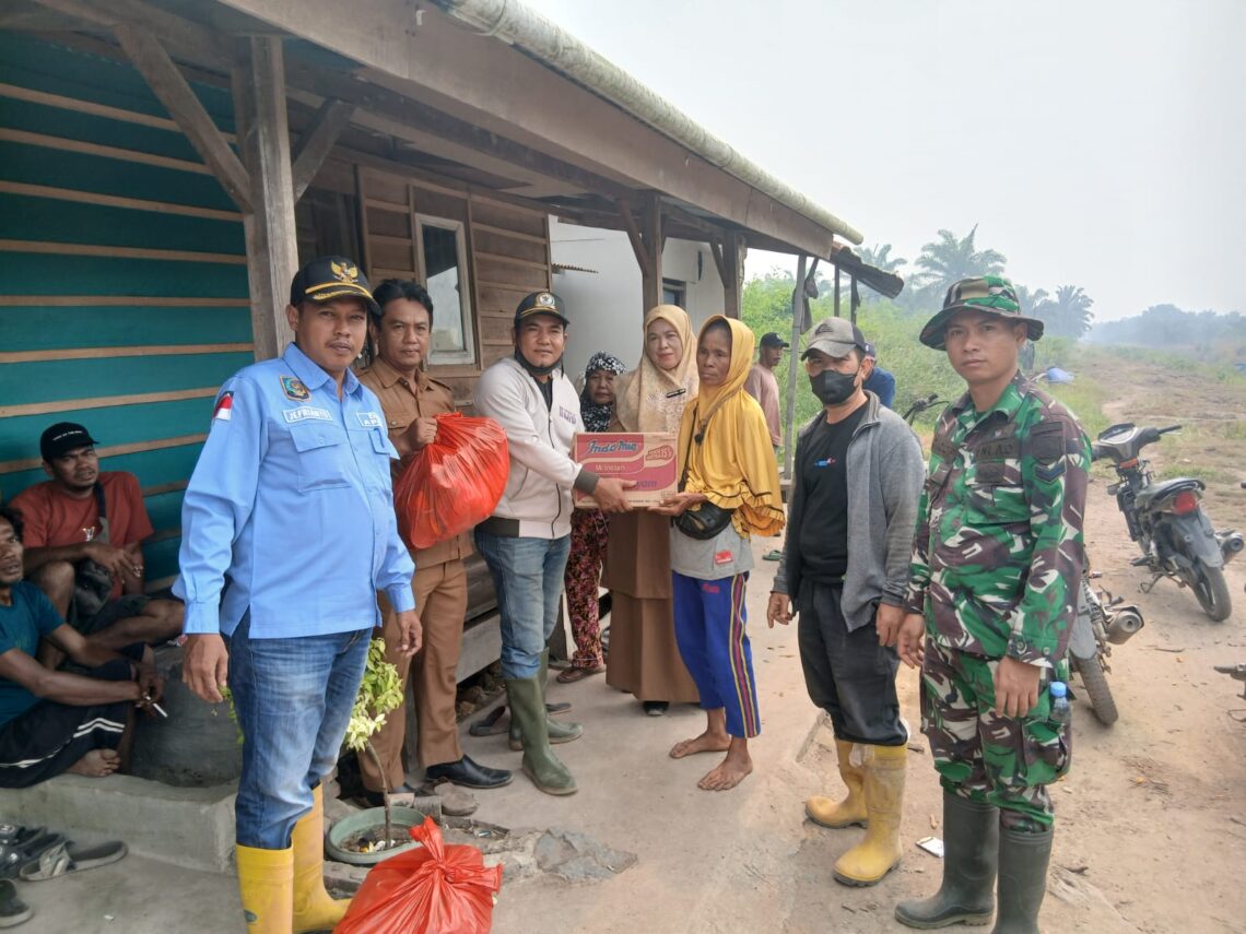Penghulu RTP Kiri Salurkan Bantuan Sembako bagi Warga Pengungsi Terdampak Karlahut