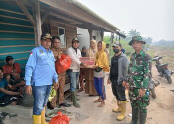 Penghulu RTP Kiri Salurkan Bantuan Sembako bagi Warga Pengungsi Terdampak Karlahut