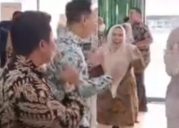 Ada Penampakan, Diduga Dirut PT BPR Pimpin Jajaran Joget- Joget di Kantor Bank Rohil