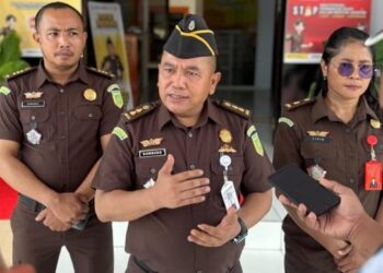 PLT Kajari SBB Bambang Heripurwanto adakan konferensi pers (f: istimewa)