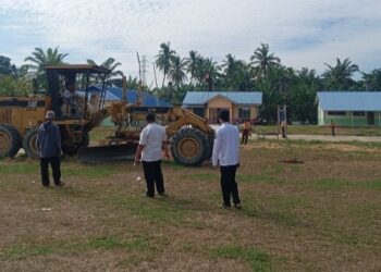 PJ Penghulu Hariyono: Kita Lobi PT GMR gunakan alat berat dalam rangka perbaikan dan pelebaran jalan di Kepenghuluan Teluk Pulau Hilir (f: istimewa)