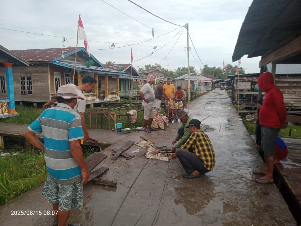 Penghulu Rafika bersama Masyarakat Kepenghuluan Sinaboi Gelar Gotong Royong