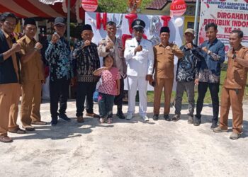 Usai mengikuti Upacara HUT Kemerdekaan RI ke 80, Pj. penghulu Syafri photo bersama Masyarakat (f: Iwandi)