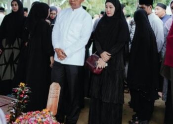 Berikan Penghormatan Terakhir, Wabup Rohil Antar Jenazah Hj. Basyariah Hingga ke pemakaman