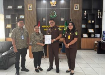 Kajari SBB Terima Langsung 8 SKK dari BPJS Kesehatan