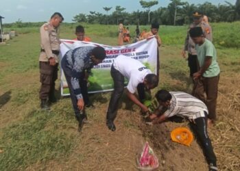 Bersama Polres Rohil, Pj. Penghulu Darussalam Ikuti Giat Penanaman Pohon