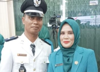 Penghulu Sungai Bakau Supianto bersama istri (Iwandi)