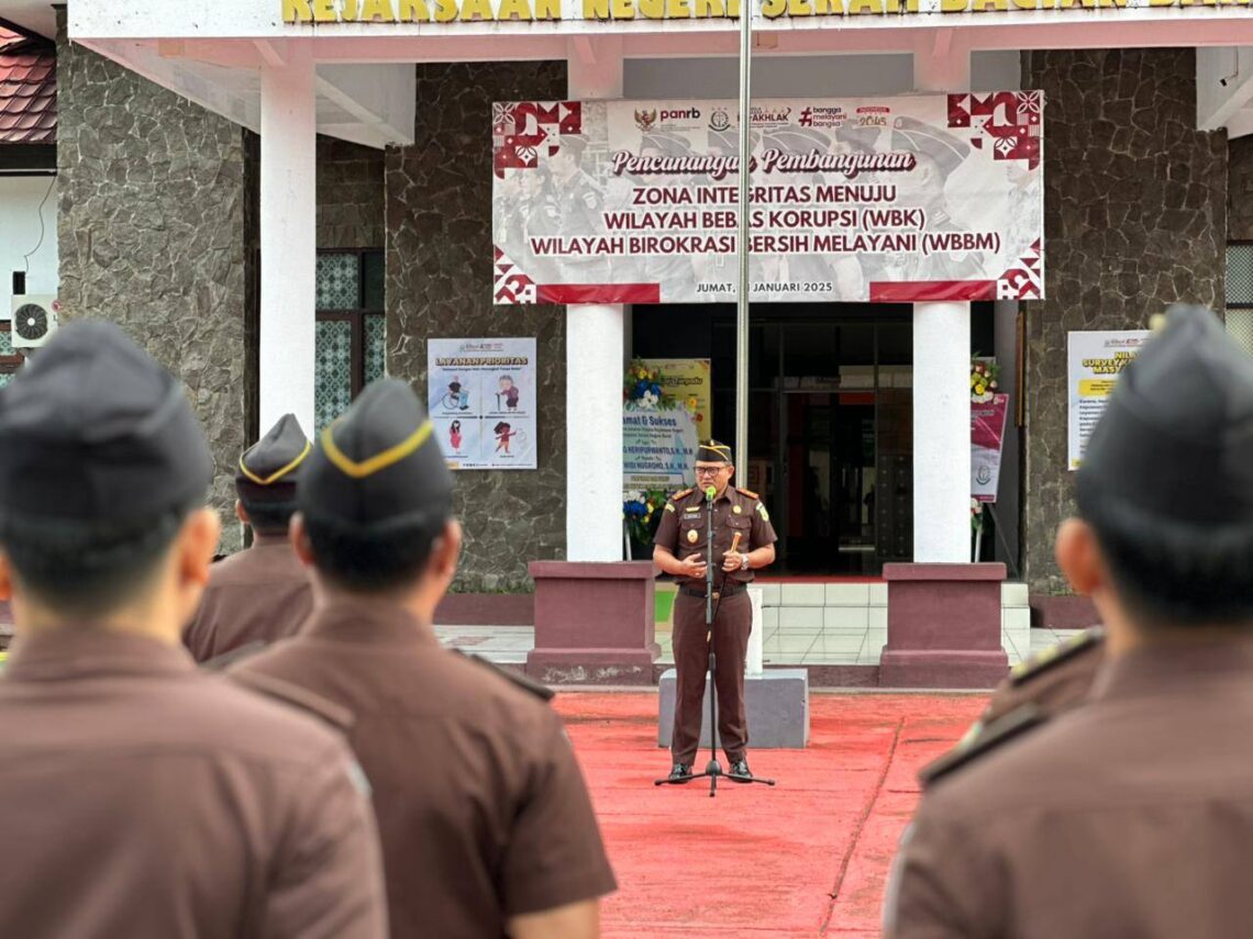 Pimpin Apel Senin Pagi, Kajari SBB Gaungkan Semangat Kemerdekaan dan Komitmen WBK