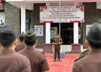 Pimpin Apel Senin Pagi, Kajari SBB Gaungkan Semangat Kemerdekaan dan Komitmen WBK