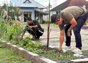 Role Model Instansi Bersih, Kejari SBB ajak Pegawai Gelar Kerja Bakti Bersama 