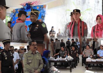 Kajati Agoes SP Bersama Jajaran Forkopimda Jemput Kapolda Baru di Bandara Pattimura 