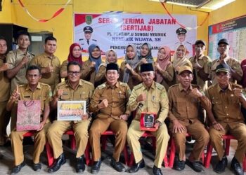 Pj Hendrik SH., Serahkan Jabatan Penghulu Sungai Nyamuk ke Daryamin 