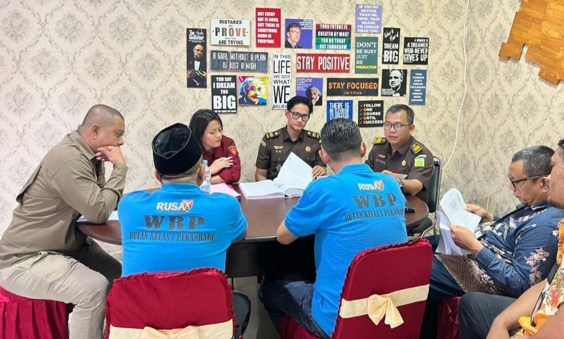 Kejari Rohil Lakukan Serah Terima Tersangka dan BB Perkara Dugaan Korupsi Rehabilitasi SMP 4 Palika