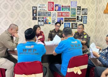 Serah Terima Tersangka dan Barang Bukti dugaan Korupsi Pembangunan dan Rehabilitas SMPN 4 Palika di pimpin oleh Kepala Seksi Tindak Pidana Khusus Misael Asarya Tambunan, S.H., M.H. (f: istimewa)