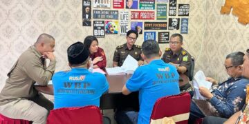 Kejari Rohil Lakukan Serah Terima Tersangka dan BB Perkara Dugaan Korupsi Rehabilitasi SMP 4 Palika