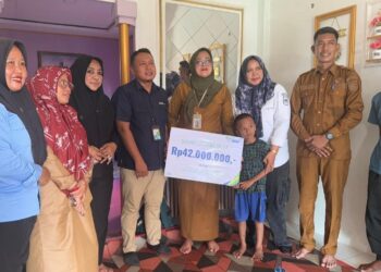 Ahli waris Alm Jasmi, Kasi Kesejahteraan Kepenghuluan Sinaboi yang beralamat di Gang Family, Dusun Suka Maju 01, RW 01, RT 03 Kecamatan Sinaboi menerima mamfaat JKM BPJS Ketenagakerjaan dengan jumlah bantuan sebesar Rp 42 juta (f: Iwandi)