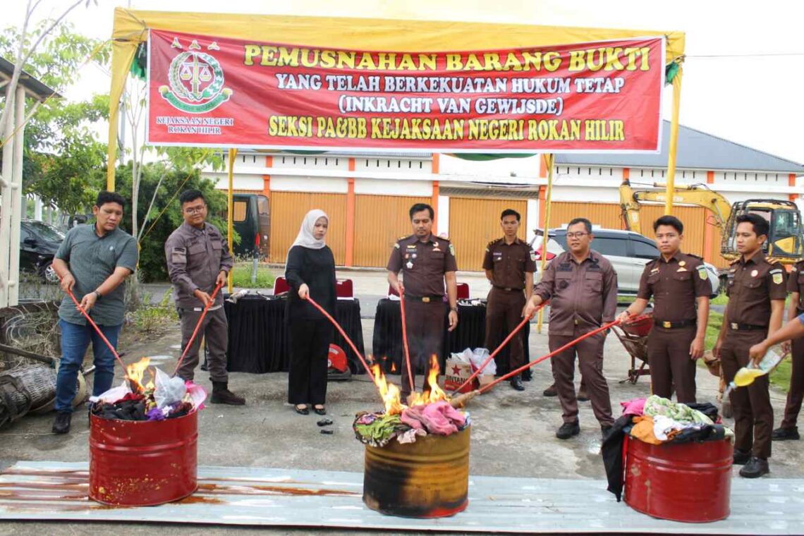 Kejari Rohil Musnahkan Barang Bukti 78 Perkara Tindak Pidana Umum Termasuk Sajam