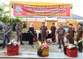 Kejari Rohil Musnahkan Barang Bukti 78 Perkara Tindak Pidana Umum Termasuk Sajam