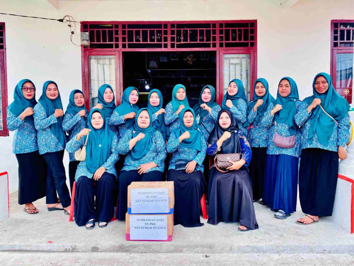 PKK Sungai Nyamuk Kec Sinaboi Berbagi Sembako ke Masyarakat Kurang Mampu