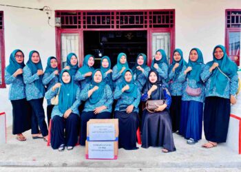 PKK Sungai Nyamuk Kec Sinaboi Berbagi Sembako ke Masyarakat Kurang Mampu