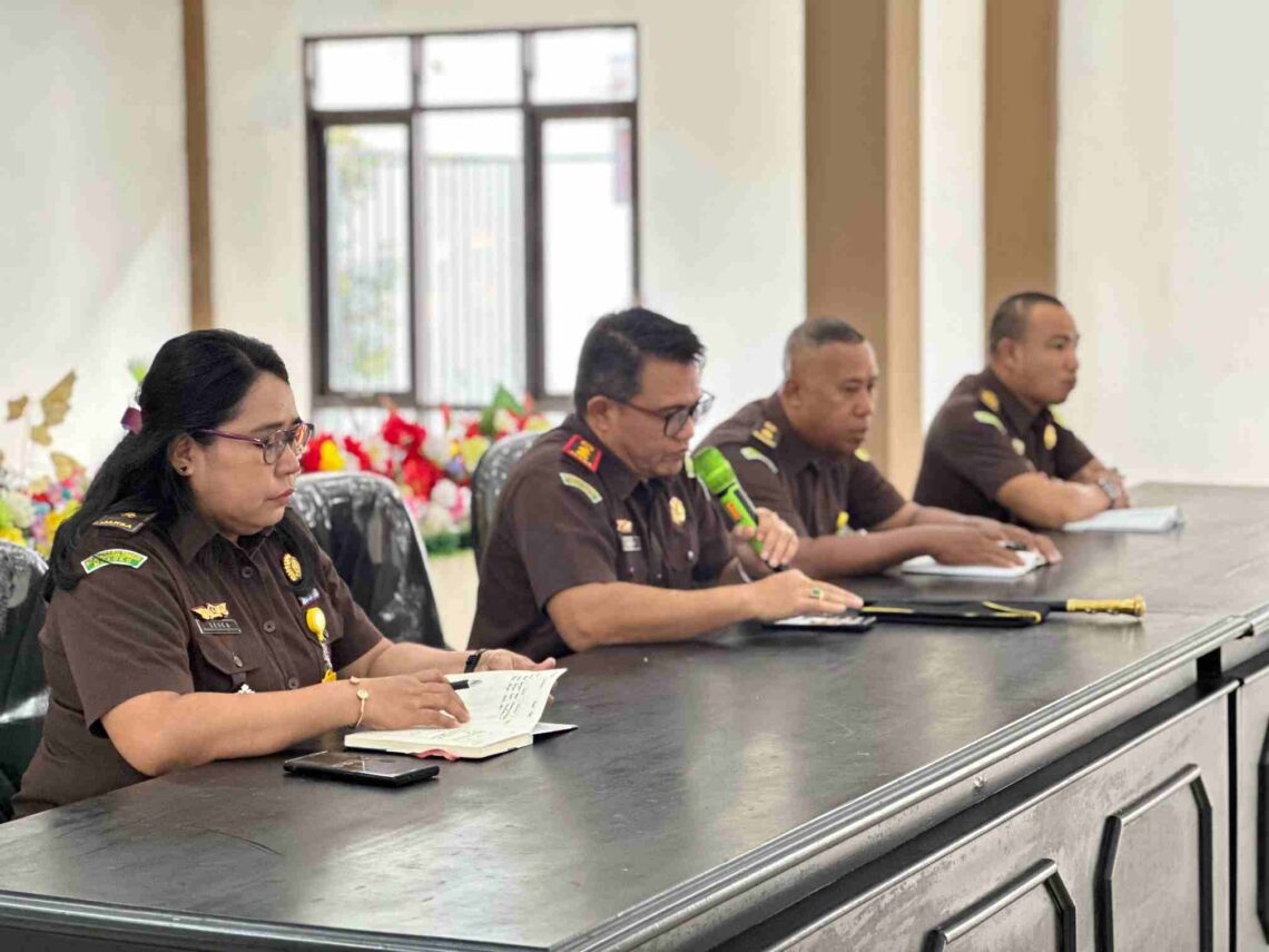 Kajari SBB Pimpin Rapat Staff AA Dalam Rangka Monev