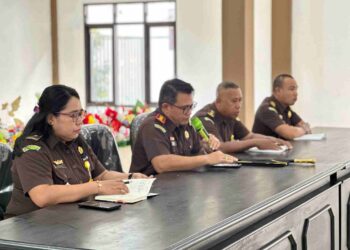 Kajari SBB Pimpin Rapat Staff AA Dalam Rangka Monev