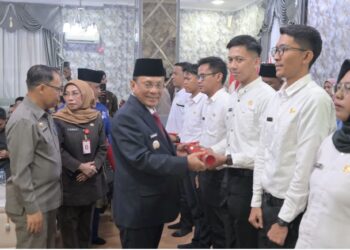 Bupati H. Bistamam secara Simbolis Serahkan SK PPPK pada Tenaga Honorer Tahun 2024