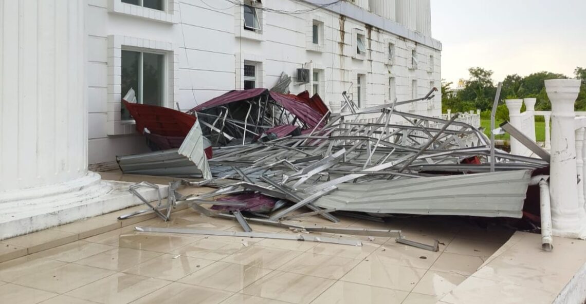 Kanopi lantai 9 Kantor Bupati Rohil Runtuh