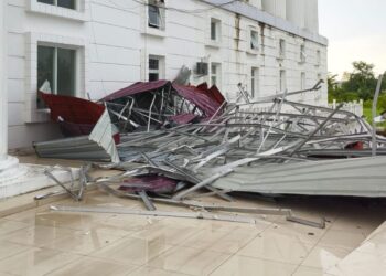 Kanopi lantai 9 Kantor Bupati Rohil Runtuh