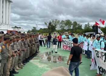 Demo Lagi, Massa AMRM Minta Bupati Copot Direktur Bank Rohil