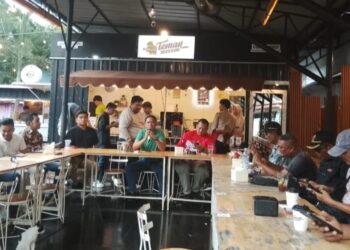 Kajari Rohil Andi Adikawira Putera SH.,MH., didampingi Kasi Intelijen Kejari Rohil Yopentinu Adi Nugraha SH.,MH., Gelar Coffe Sore bersama Puluhan Insan Pers dan Mahasiswa (f: istimewa)