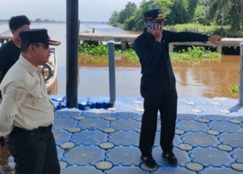 Wabup Rohil Sidak ke daerah dan temukan dugaan pekerjaan Halte Sungai sudah rusak dan tiangnya miring (f: FB WB)