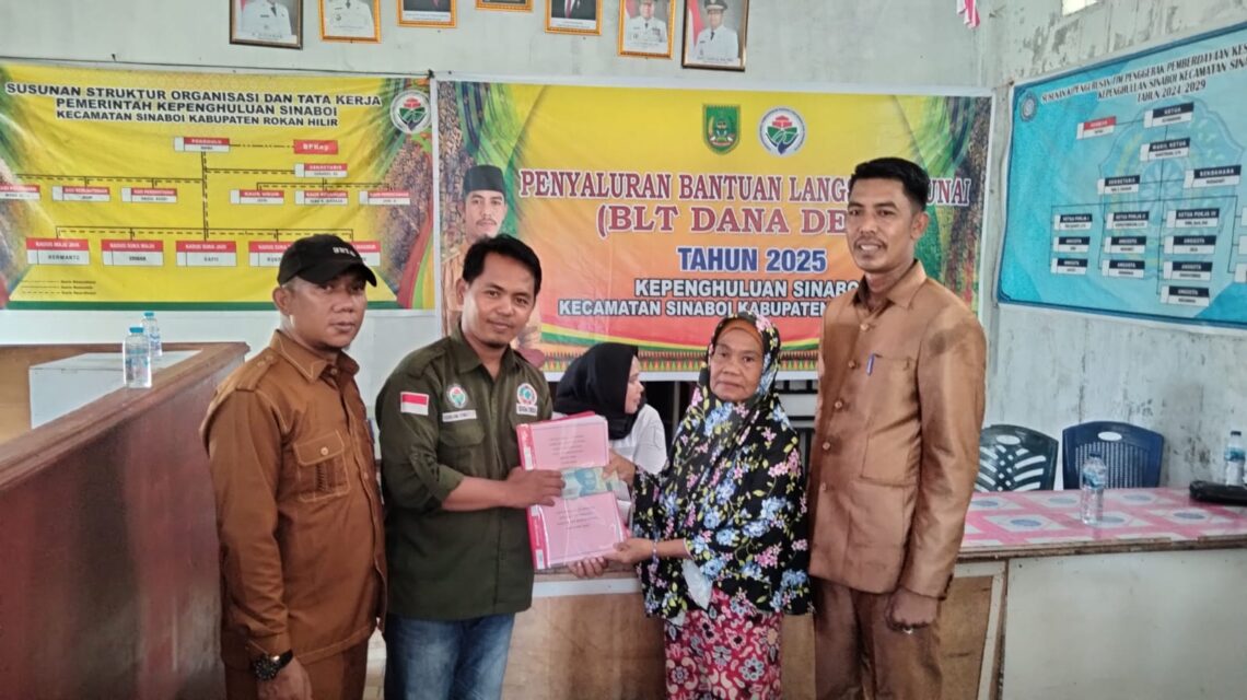 Dongkrak Perekonomian Daerah, Penghulu Sinaboi Rafika Salurkan BLT Tahun 2025