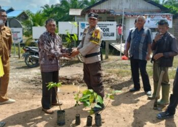 Pj. Penghulu Darussalam bersama Perangkat Desa Tanam Pohon program Kapolda Riau